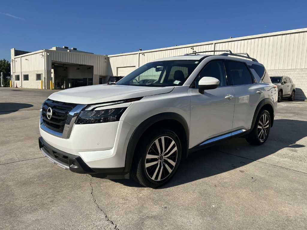 Used 2025 Nissan Pathfinder Platinum w/ Cargo Package FWD image 4