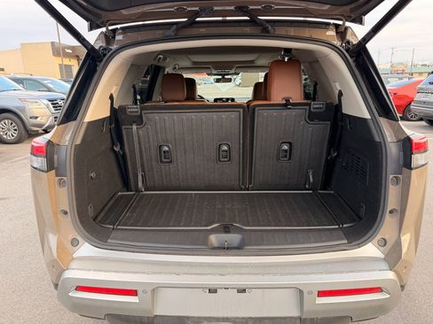 Used 2023 Nissan Pathfinder Platinum image 9