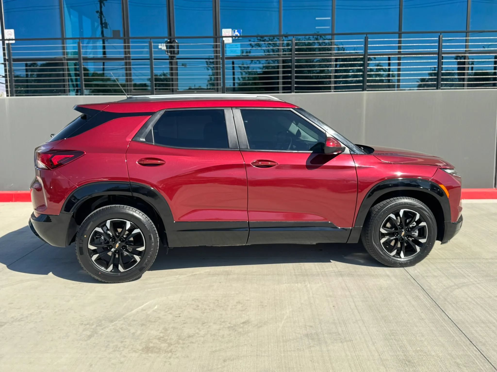 Used 2024 Chevrolet TrailBlazer LT w/ Driver Confidence Package FWD image 3