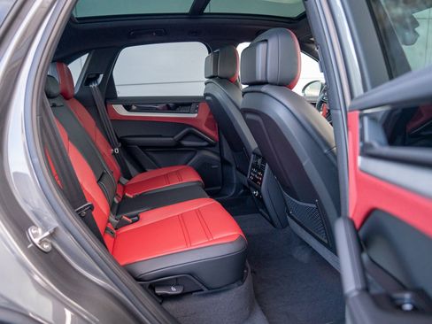 Certified 2026 Porsche Cayenne AWD/4WD image 25