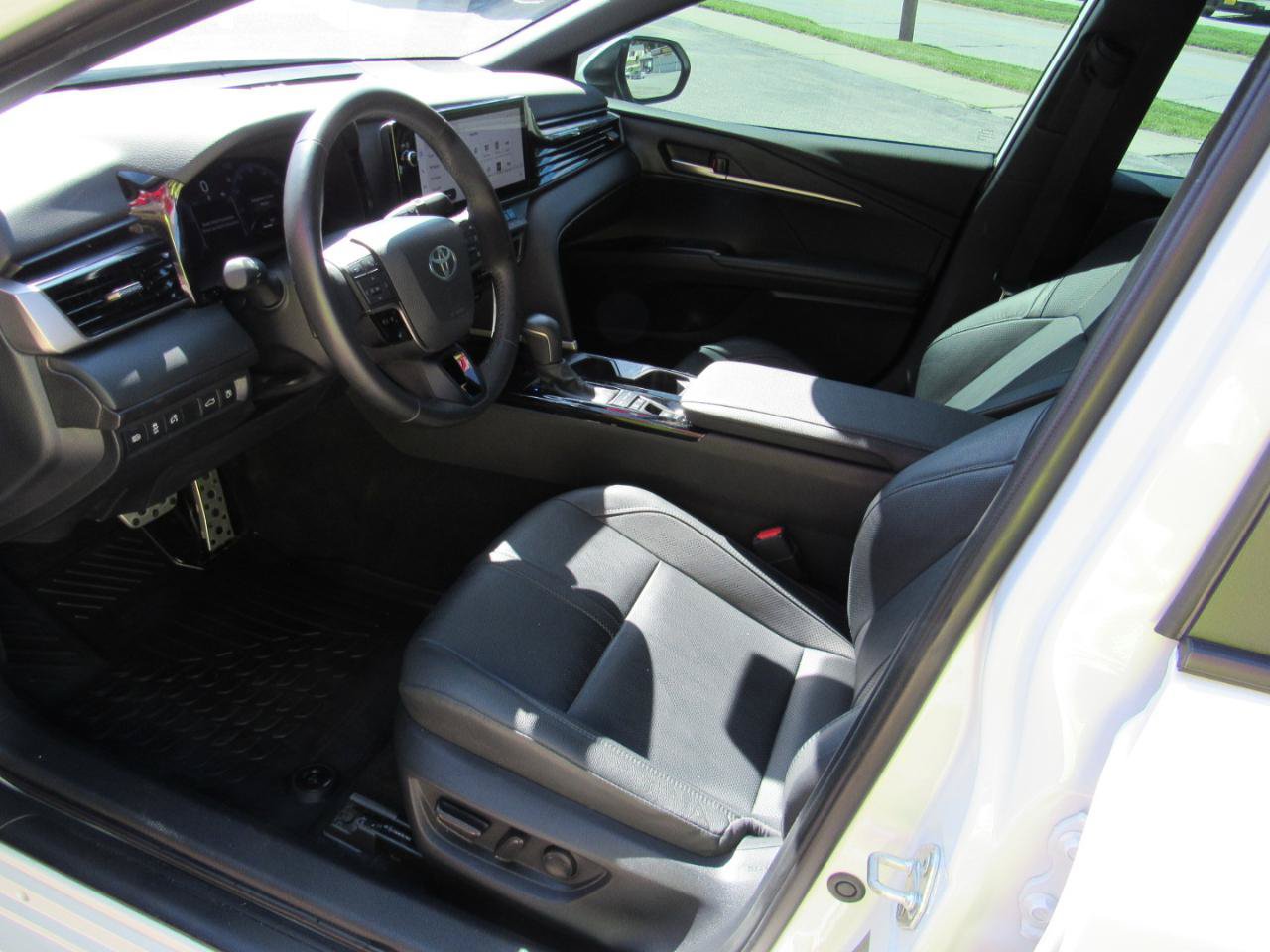 Used 2025 Toyota Camry XSE FWD image 13