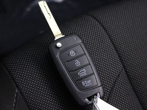 Certified 2025 Hyundai Elantra SE FWD image 30