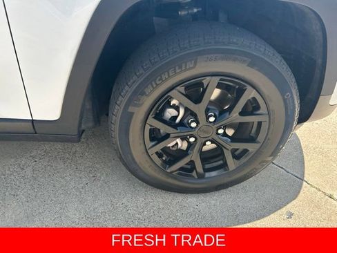 Used 2024 Jeep Grand Cherokee Altitude AWD/4WD image 15
