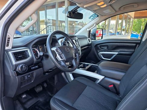 Used 2019 Nissan Titan SV w/ SV Convenience Package image 10