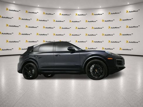 Used 2021 Porsche Cayenne Turbo w/ Premium Package Plus AWD/4WD image 57