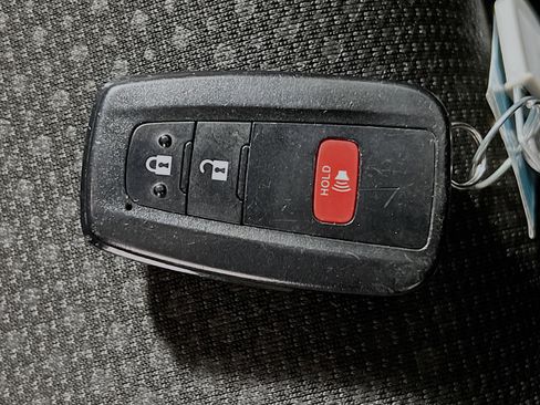 Used 2022 Toyota Prius LE image 31