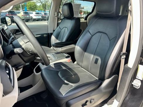 Used 2024 Chrysler Pacifica Touring-L AWD/4WD image 14