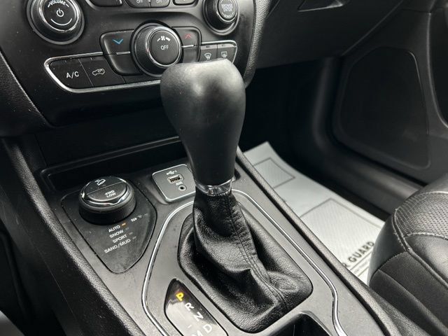 Used 2021 Jeep Cherokee Latitude Lux w/ Sun & Sound Group AWD/4WD image 45