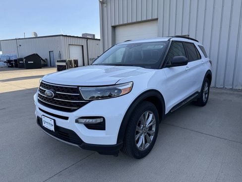 Used 2020 Ford Explorer XLT w/ Equipment Group 202A image 3