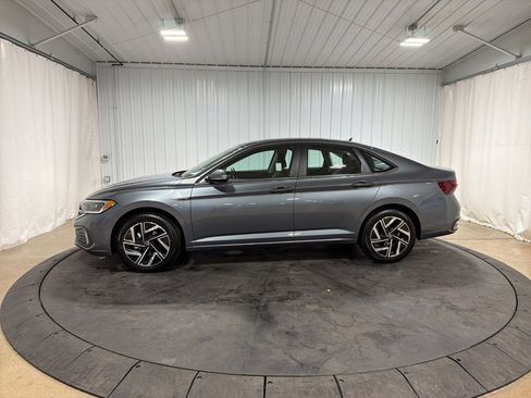 Used 2023 Volkswagen Jetta SEL image 2