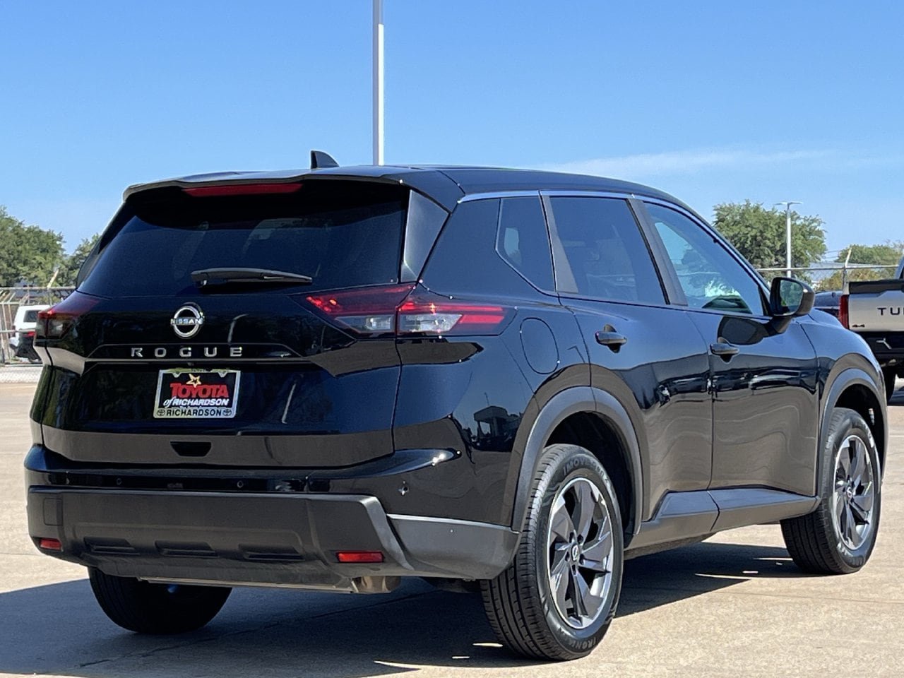 Used 2026 Nissan Rogue SV FWD image 4