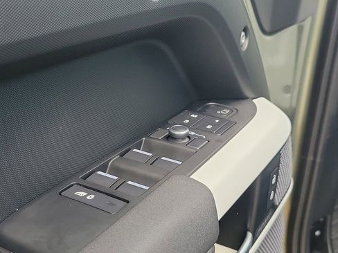 Used 2022 Land Rover Defender 110 SE image 16