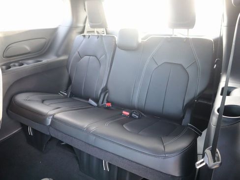 New 2026 Chrysler Pacifica Select image 13