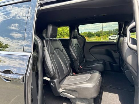 Used 2025 Chrysler Pacifica Select FWD image 12