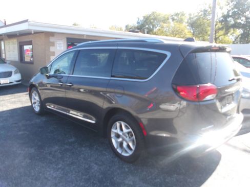 Used 2018 Chrysler Pacifica Touring-L w/ Advanced Safetytec Group image 5