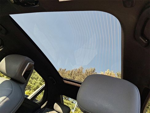 Used 2025 BMW 740i xDrive image 16