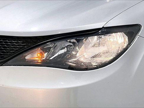 Used 2022 Chrysler Voyager LX image 34