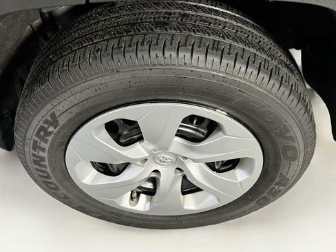 Used 2023 Toyota RAV4 LE AWD/4WD image 28