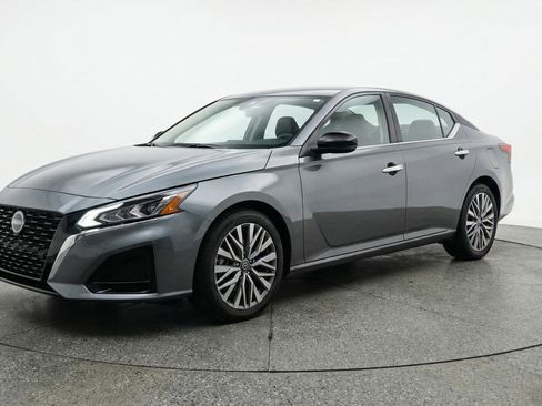 Used 2025 Nissan Altima 2.5 SV image 3