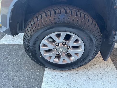 Used 2017 Toyota Tacoma SR5 AWD/4WD image 14