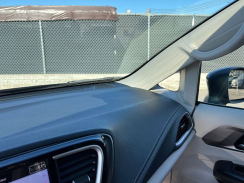 Used 2023 Chrysler Pacifica Touring-L image 40