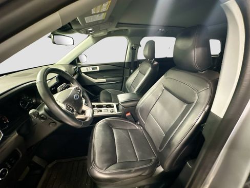 Used 2023 Ford Explorer Limited w/ Equipment Group 301A AWD/4WD image 5