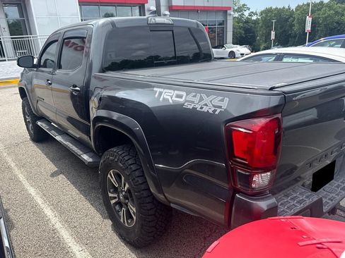 Used 2018 Toyota Tacoma TRD Sport AWD/4WD image 4