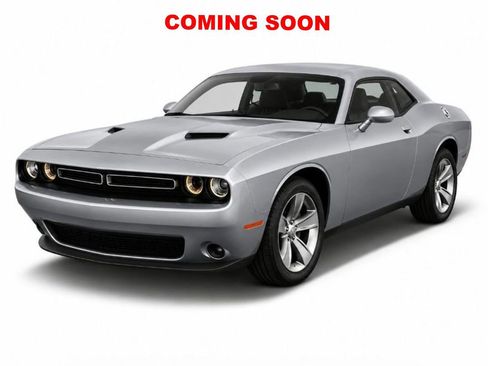 Used 2015 Dodge Challenger SXT RWD image 1
