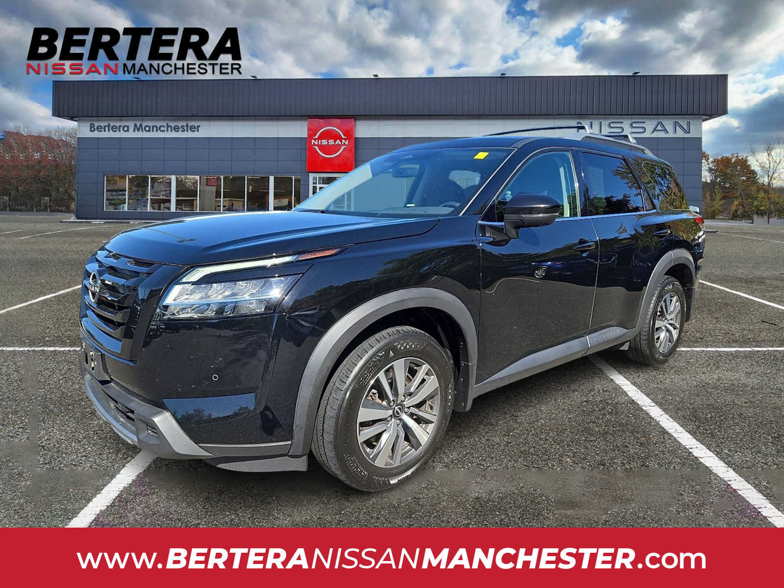 Used 2023 Nissan Pathfinder SL w/ Black Appearance Package AWD/4WD image 1
