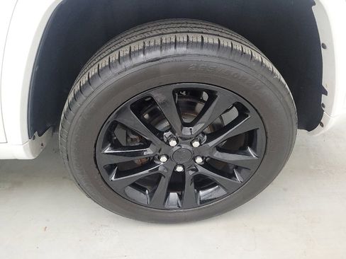 Used 2017 Jeep Grand Cherokee Altitude AWD/4WD image 31
