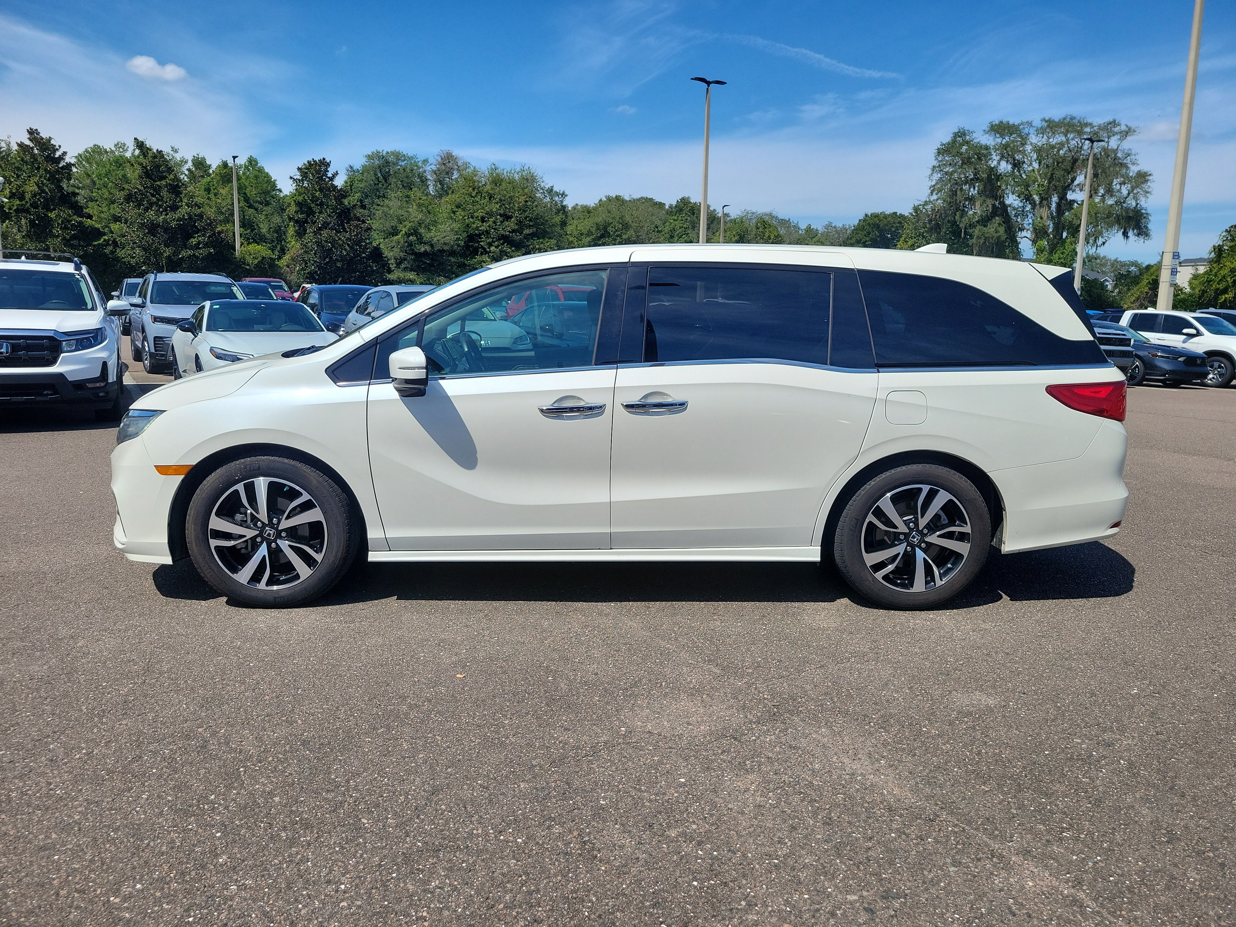 Used 2018 Honda Odyssey Elite image 2