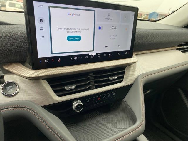 Used 2025 Ford Explorer Active AWD/4WD image 18
