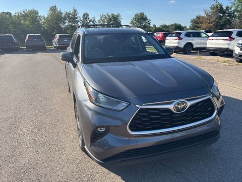 Used 2021 Toyota Highlander XLE FWD image 18