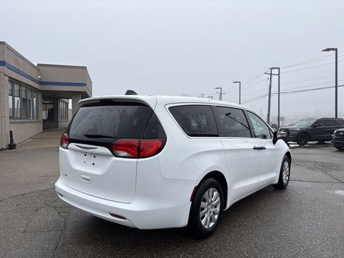 Used 2020 Chrysler Voyager L image 14