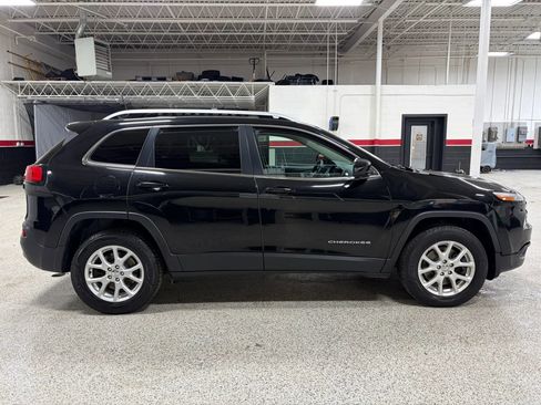 Used 2017 Jeep Cherokee Latitude w/ Cold Weather Group AWD/4WD image 11