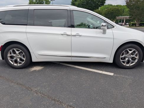 Used 2018 Chrysler Pacifica Limited FWD image 6