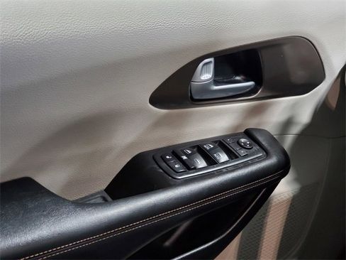 Used 2018 Chrysler Pacifica Touring-L image 22