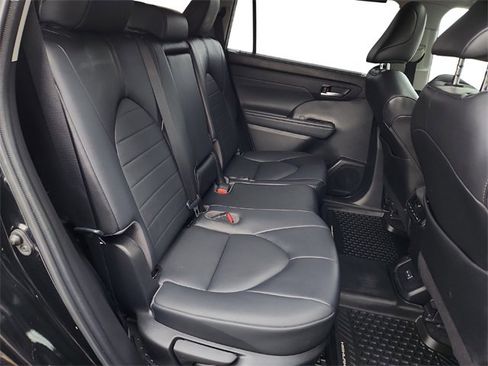 Used 2022 Toyota Highlander XLE image 31