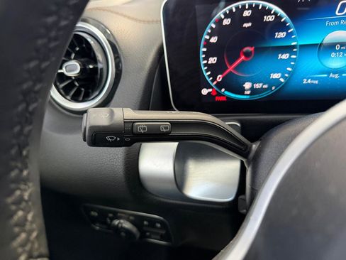 Used 2021 Mercedes-Benz GLB 250 4MATIC image 35