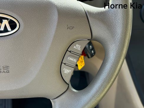 Used 2012 Kia Sedona LX image 20