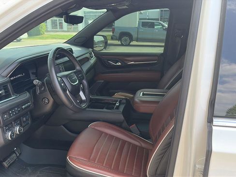 Used 2023 GMC Yukon Denali Ultimate AWD/4WD image 3