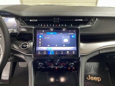 Used 2023 Jeep Grand Cherokee Limited AWD/4WD image 17