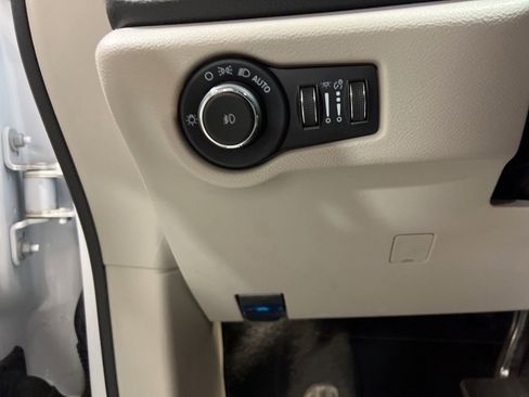 Used 2024 Chrysler Pacifica Limited image 24