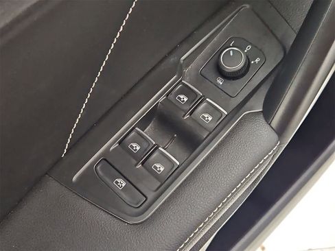 Certified 2022 Volkswagen Tiguan SE image 17