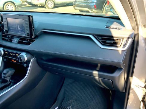 Used 2020 Toyota RAV4 XLE image 18