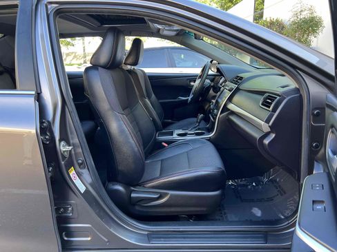 Used 2017 Toyota Camry SE w/ Moonroof Package image 36