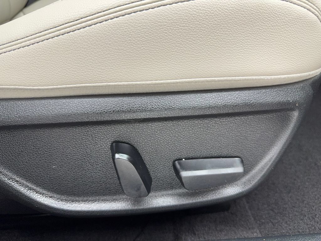 Used 2023 Genesis G70 2.0T RWD image 31