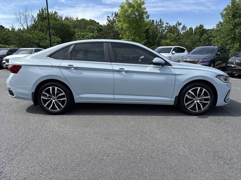 Used 2025 Volkswagen Jetta SE FWD image 8