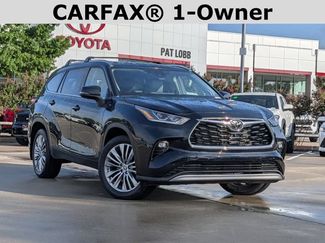 Used 2023 Toyota Highlander Platinum FWD video 2