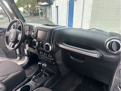 Used 2018 Jeep Wrangler Unlimited Rubicon w/ Connectivity Group image 29